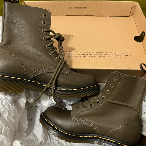 Doc Marten’s Pascal Olive Boots Size 5 Never Worn! - Picture 5 of 6
